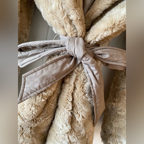 Beige fur coat - Picture 2 of 5